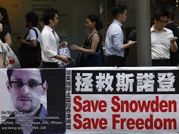 Cartel en chino defendiendo a Edward Snowden