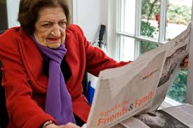 Helen Thomas leyendo un periódico en los últimos tiempos de su vida 