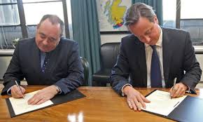 Alex Salmond i David Cameron signant a Edinburg l'acord per la celebració del referèndum