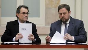 Artur Mas y Oriol Junqueras firmando el pacto de legislatura 
