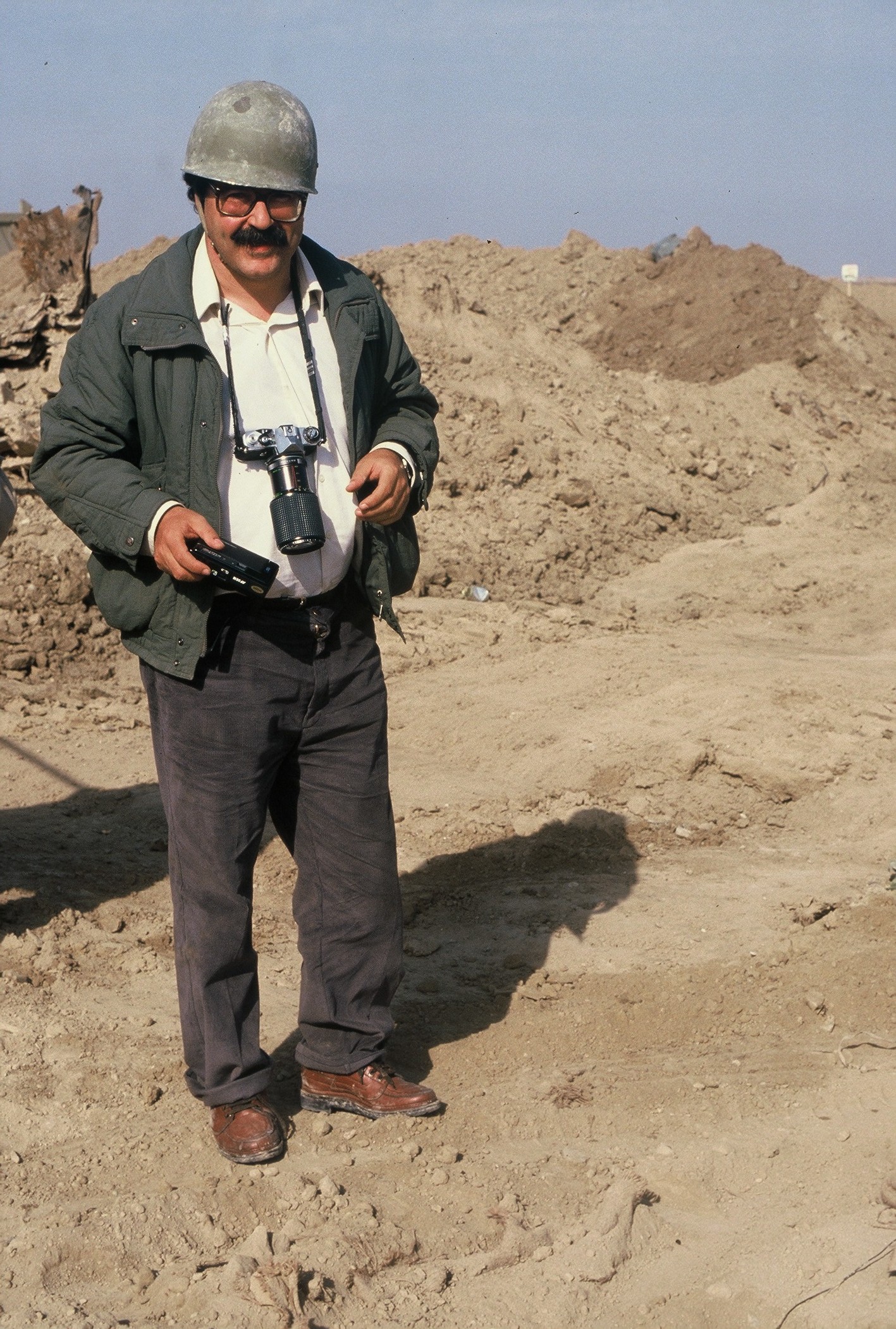 Manu Leguineche en el frente de la guerra entre Irán e Iraq en 1988