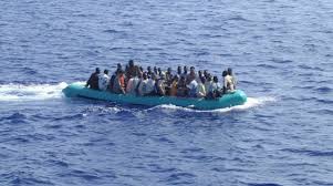 Inmigrantes aproximándose a la isla de Lampedusa 