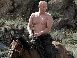 Putin cabalgando con el torso descubierto en una demostración de fuerza personal