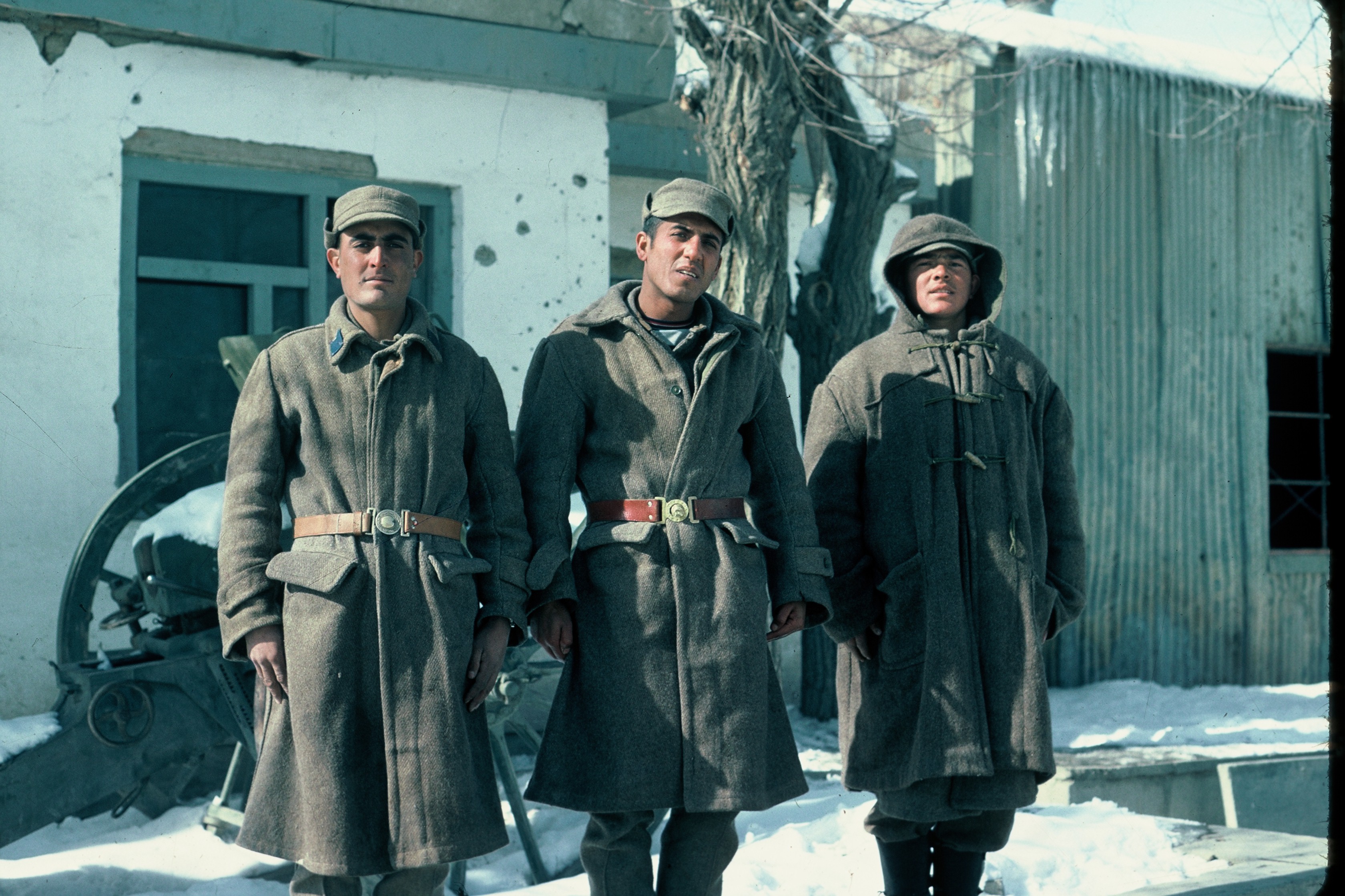 Tres soldados afganos desarmados tgras la entrada de las tropas soviéticas en Kabul en1979 