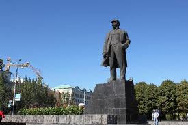 Estatua de Lenin en un parque de Donestk