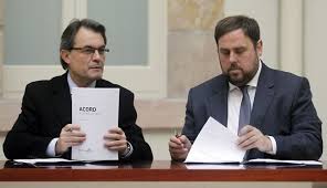 El president Artur Mas i Oriol Junqueras signant el pacte de legislatura