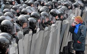 Soldados ucranianos contra manifestantes pro rusos