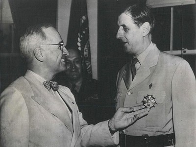 De Gaulle recibe una condecoración del presidente Truman en 1945