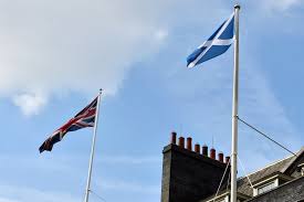 Banderas escocesa y británica 