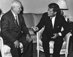 Kruschev y Kennedy en una de las cumbres del comienzo de los años sesenta