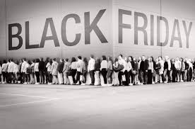 Colas para comprar en un centro comercial el día de Black Friday