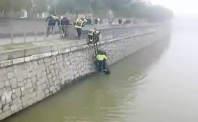 Momento en el que la policía rescata del río Manzanares la víctima de la violencia entre bandas