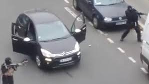 Coche negro en el que escapan dos de los terroristas de la matanza en el semanario Charlie Hebdo