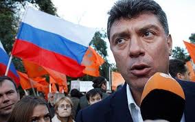 Boris Nemtsov, opositor a Putin sobre Ucrania , asesinado en un puente cerca del Kremlin. 