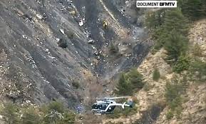 Restos del avión siniestrado en los Alpes franceses