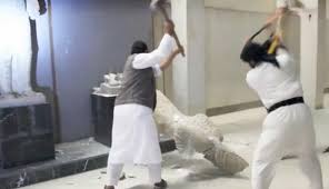 Iconoclastas destruyendo esculturas en el museo de Mosul 