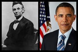 Barack Obama con una fotografia de Lincoln al fondo