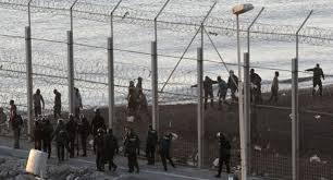 Inmigrantes intentado saltar la verja de Melilla 