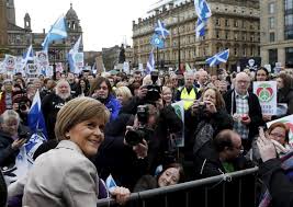 La líder del SNP, Nicola Sturgeon, en campaña electoral en Escocia