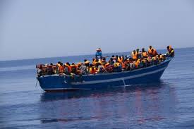 Barcaza de inmigrantes navegando por el Mediterráneo