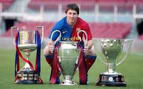 Leo Messi con las tres copas conquistadas esta temporada