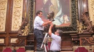 Momento de retirada del busto de Juan Carlos I del salón de plenos del Ayuntamiento 