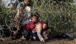 Alambradas entre Hungría y Serbia. Niños intentando atravesarlas