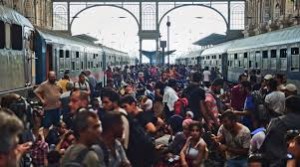 Concentración de miles de personas en la estación de Budapestd en busca de asilo en Europa 