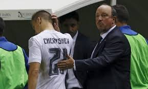El entrenador Benítez al retirar a Chervschev que no podía jugar por una sanción acumulada