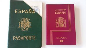Antiguo pasaporte español antes de pertenecer a la UE y el actual bajo el paraguas europeo