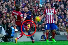 Una patada en la rodilla de Messi en el encuentro Barça-Atlético de Madrid 