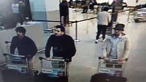 Los tres sospechosos de haber atentado en el aeropuerto y el metro de Bruselas. 