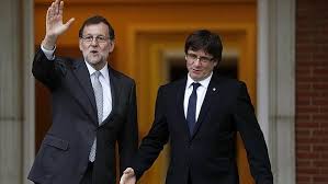 Mariano Rajoy y Carles Puigdemont en su primer encuentro en La Moncloa