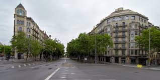 La Diagonal desierta en un día de fiesta en Barcelona 