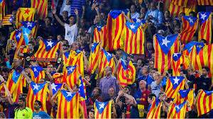 Banderas estelades en un encuentro de fútbol del F.C. Barcelona