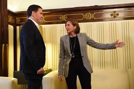 La presidenta del Parlament, Carme Forcadell, recibe a Arnaldo Otegi en su despacho.