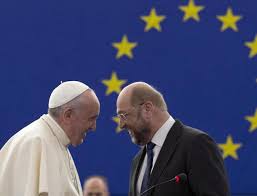 El Papa Francisco y el presidente del Parlamento Eulropeo, Martin Schulz, en la entrega del premio Carlomagno en el Vaticano