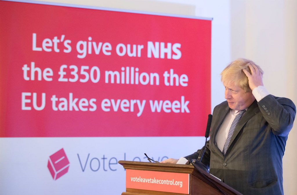 Boris Johnson rascándose la cabeza ante un anuncio mentira que decía que "demos a juestro Serivicio Nacional de Salud, los 350 millones de libras que entregamos a Europa cada semana