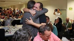 Efusiva abraçada entre el president Mas i David Fernández, membre de la CUP, quan les relacions eren afectuoses.