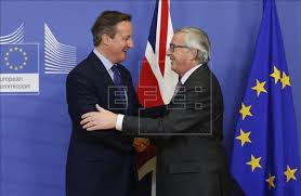 David Cameron saluda a Jean Paul Junckers, presidente de la Comisión tras la decisión británica de abandonar la UE