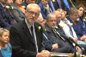 Jeremy Corbyn, líder del Partido Laborista, con rosa blanca en el ojal, en el momento de rendir tributo a Jo Cox en el Parlamento 