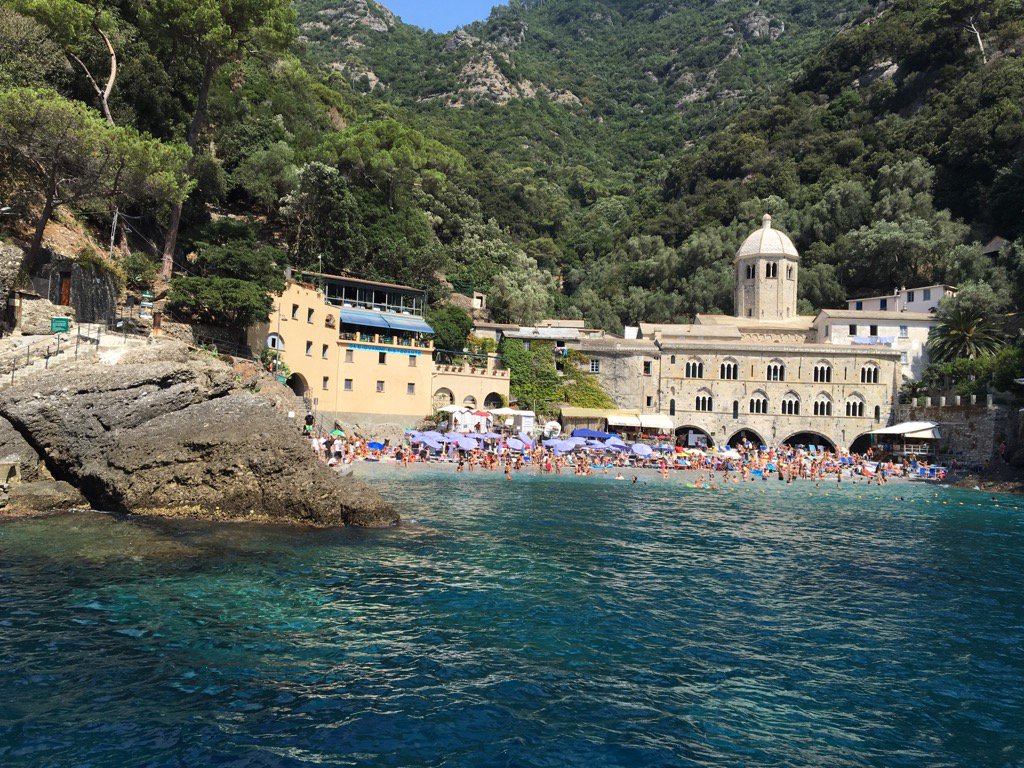 El monestdir de San Fructuoso, a la costa de la Liguria, només accessible per mar. Els banyistes, atapeïts devant de les antigues cel·les.