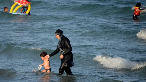Una mujer musulmana se baña con burkini en una playa del sur de Francia