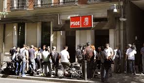 Aglomeraci`ón de periodistas en la puerta de la sede del PSOE en la calle Ferraz de Madrid 