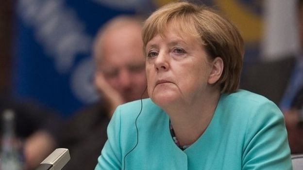 Angela Merkel, al conocerese los resultados advdersos del Estado del que es diputada en el Bundestag.