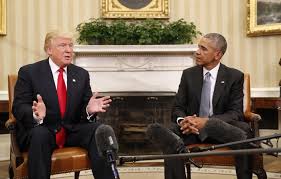 Barack Obama i Donald Trump es van saludar per primera vegada a la Casa Blanca el dilluns passat peer preparar la transició que es produirà el 20 de gener 