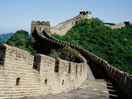 La Gran Muralla china empezó a construirse hace 25 siglos. Hoy es el espacio preferido de los turistas chinos yo extranjeros.