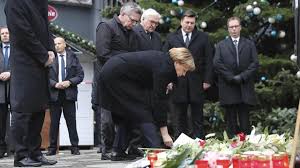La canciller Angela Merkel depositando unas flores en el lugar del atentado en un mercadillo navideñoi de Berlín
