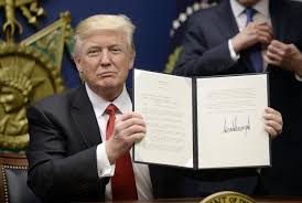 Donald Trump se ha dedic ado a firmar multiples órdenes ejecutivas que maercan la inquietante deriva de su presidencia