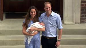 Los Duques de Cambridge abandonando el hospital con el hijo George